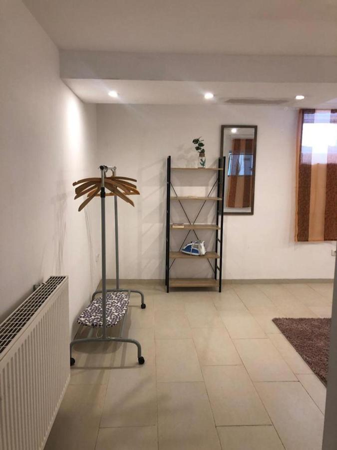 Bescheidene Untergeschoss Wohnung In Guter Lage. Köln Kültér fotó